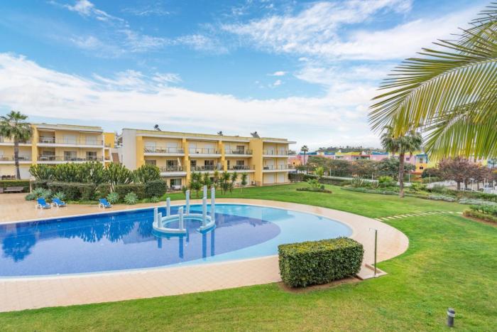 #010 Marina View Apartment Pool & Balcony