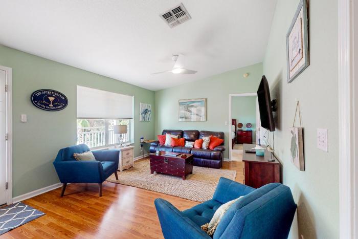 Sunny home with large deck firepit boat parking W&D & AC - easy beach access