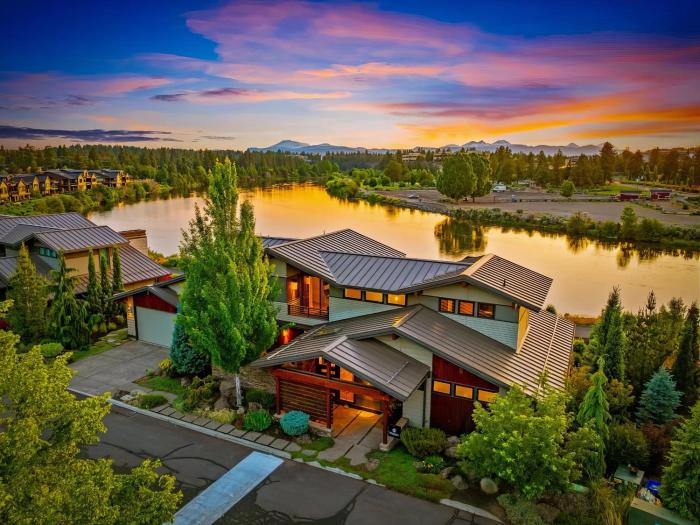 Bend Riverside - Waterfront, Hot Tub & Gym