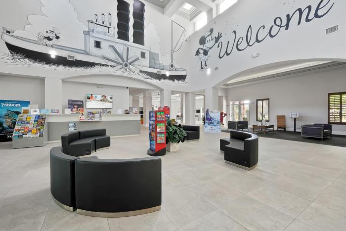 5 Minutes to Disney Free Shuttle King & queen bed