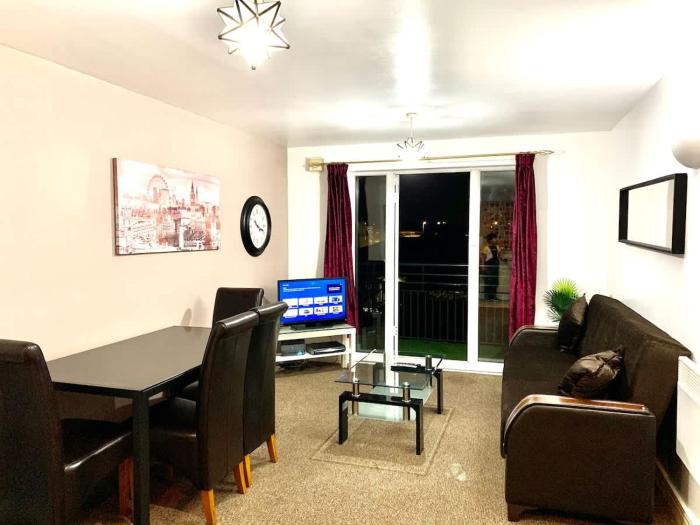 2 Bedrooms Modern Apartment, Lounge, Full Kitchen, Balcony, 5 minutes Stratford Station