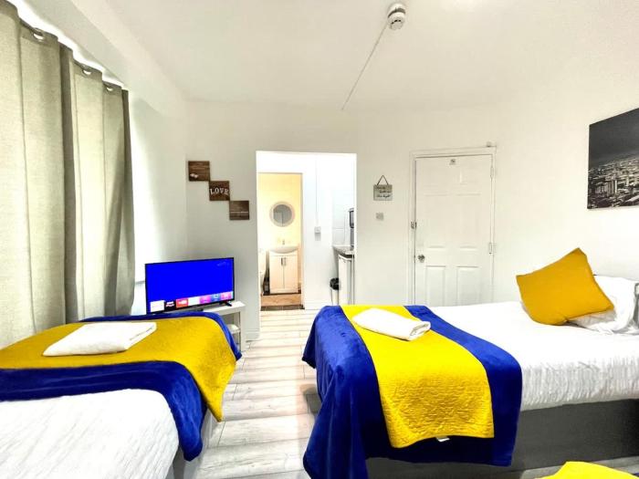 Ensuite Apartment with small Kitchenette, Private Bathroom and Parking