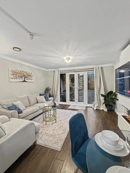 Entire home Sleeps 5 guest 5 mins fromMCR City