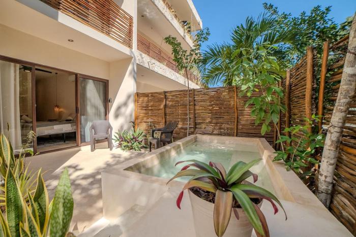 Modern Condo with Pool Fast Wifi Perfect