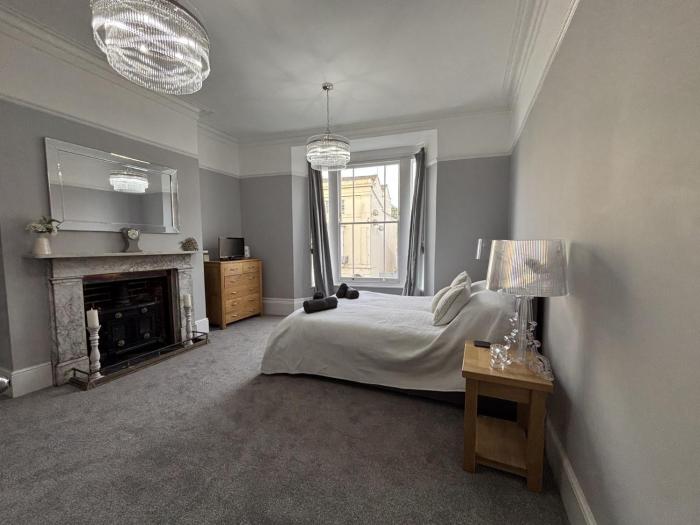 Sleeps 7 Beaches, restaurants, buses, nearby!