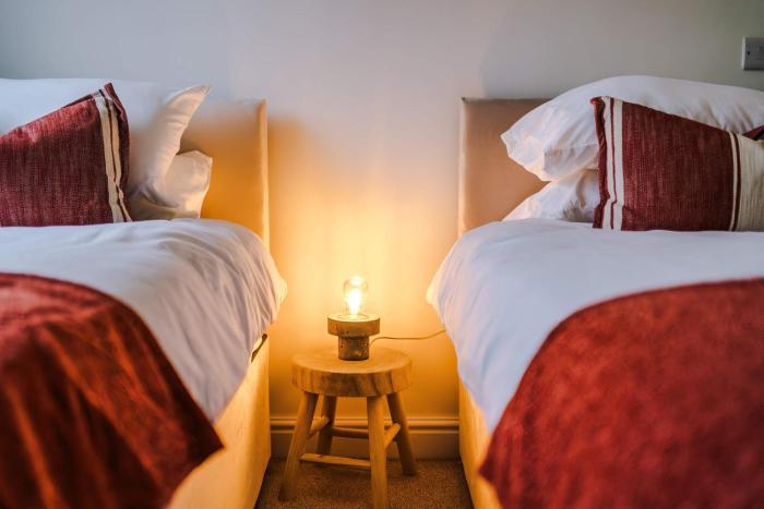 Bright 3BR Home Sleeps 6 City Centre in Crewe