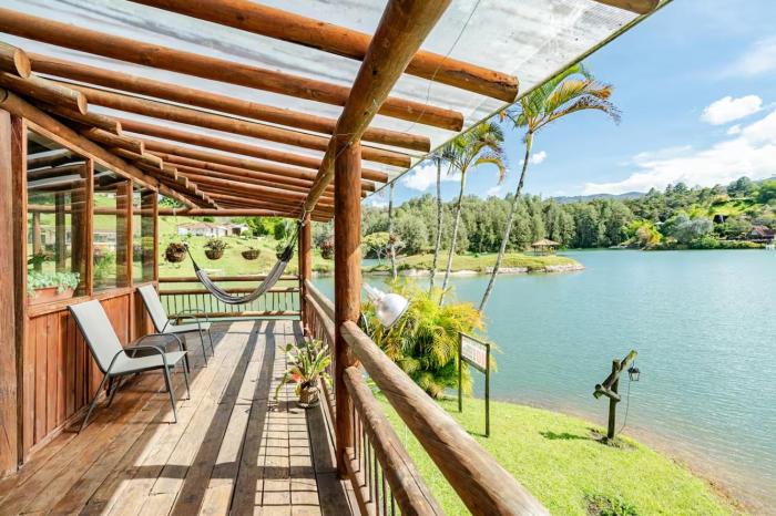 Guatape, Cabaña con Salida al Lago y vista a la Piedra