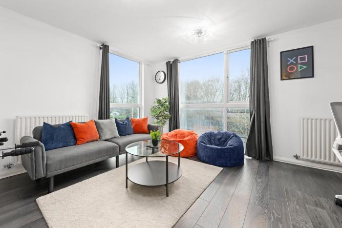 Spacious 3 Bedroom House for single & Group accommodation upto 10 guests and free parking for 3 cars