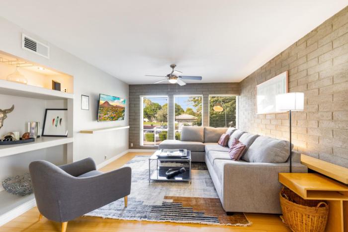 Cozy Condo - Steps to Fashion Square and Old Town