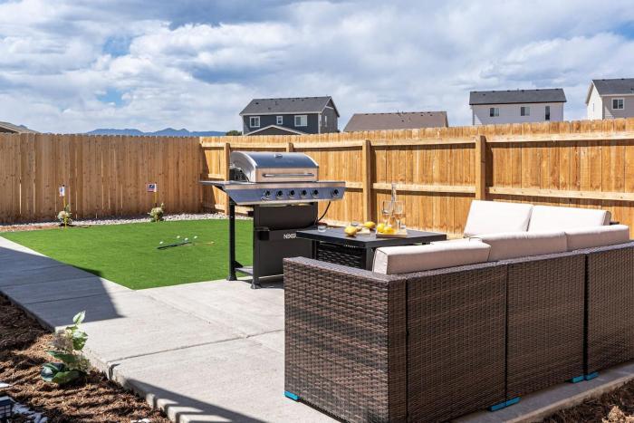 Stylish Luxury Suite: Hot Tub, Mini Golf, MT-Views - Apartment