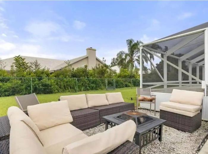 240 Equestrian 8 beds Private Pool