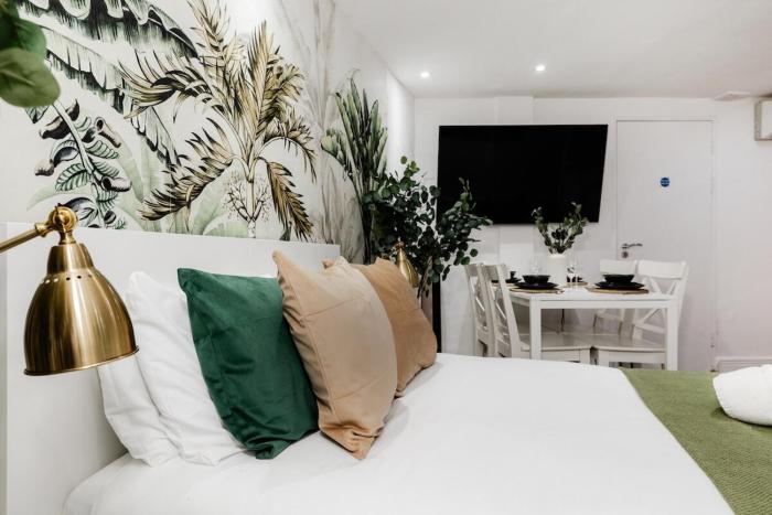 WINDOWLESS & Lower ground Studio Regents St.