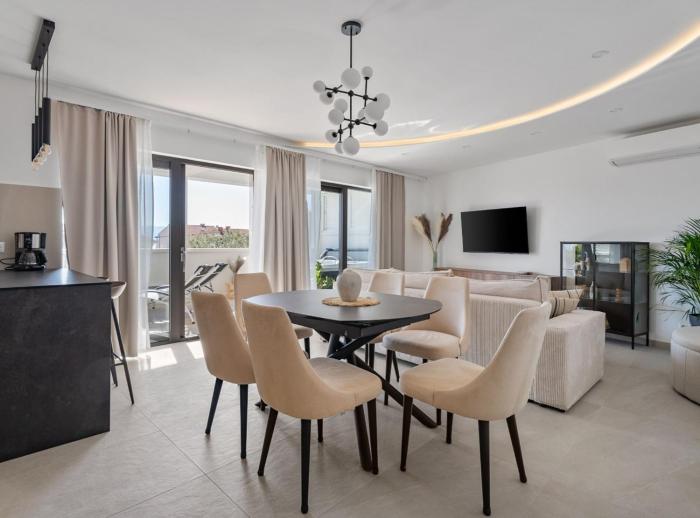 Apartment Tomislav with Sea View and Hot-Tub