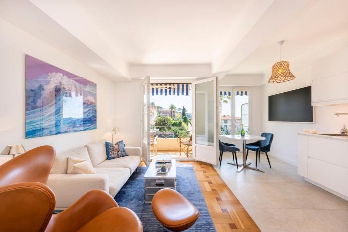 2-Bedroom Apartment with Sea View & AC,
