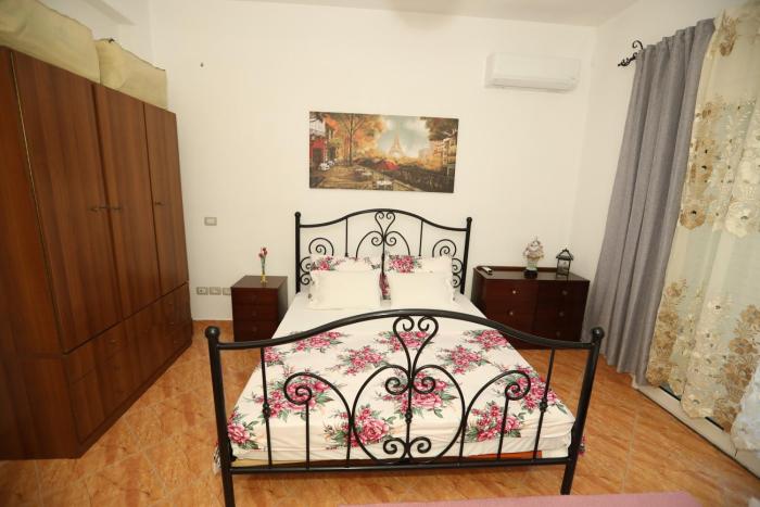 Cozy Central Fier Apartment - Free Parking, Apollonia, Seman beach & Berat