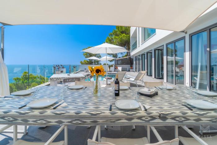 Can Ema, villa moderna con piscina frente al mar