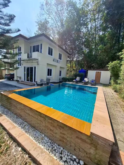 Private Pool Villa , 4BR, Fast WiFi, BBQ Garden