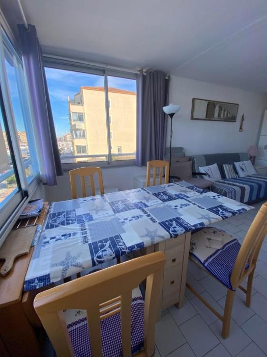 Bright 2-bedroom apartment a stones throw from the sea facing the port