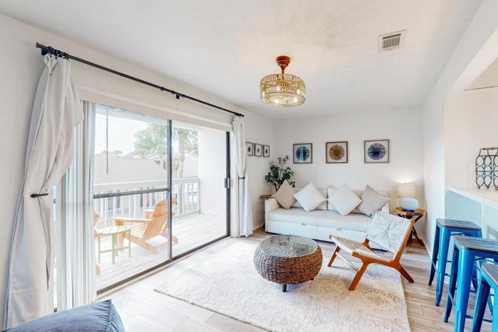 2nd-floor condo overlooking pools & hot tub - walk 4 minutes to beach access