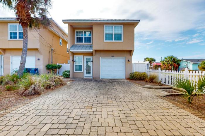 Spacious house with patio pool balcony deck & W&D - beach access