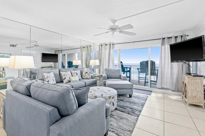 Snowbird-friendly Gulf-front condo with outdoor pool & gym