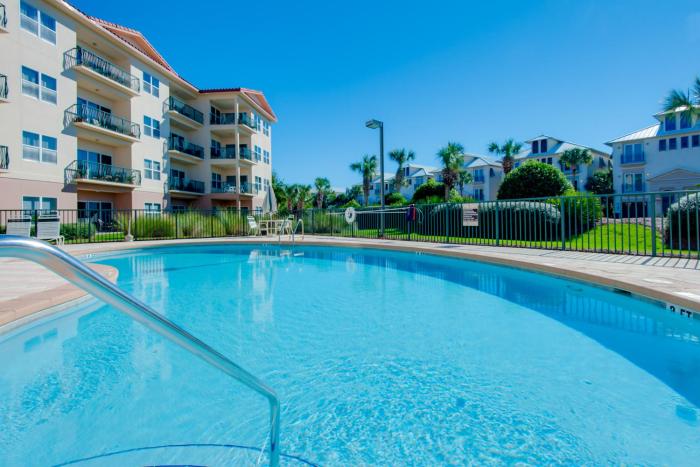Updated beachside condo with dual suites balcony & pool - walkable locale