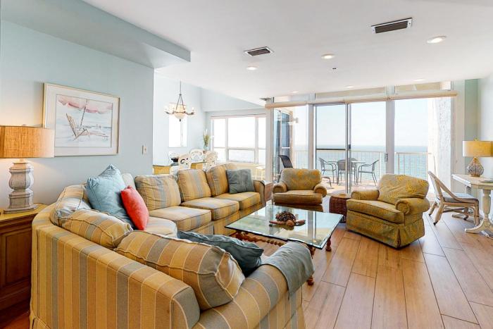 Cozy open unit steps to the beach convenient to dining