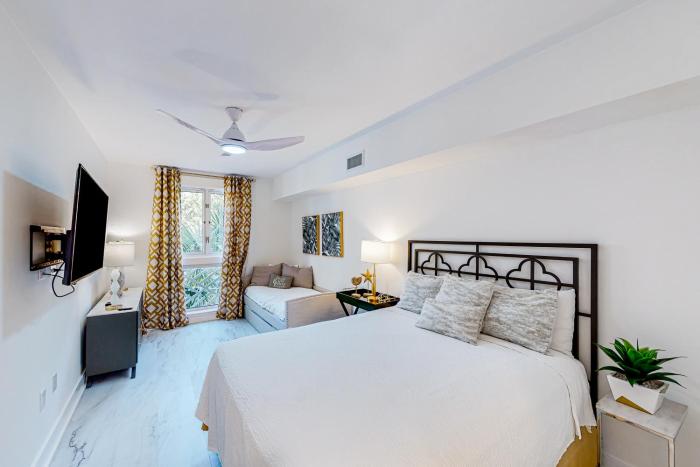 Baytowne Wharf studio with a kitchenette plus pool hot tub & fitness room