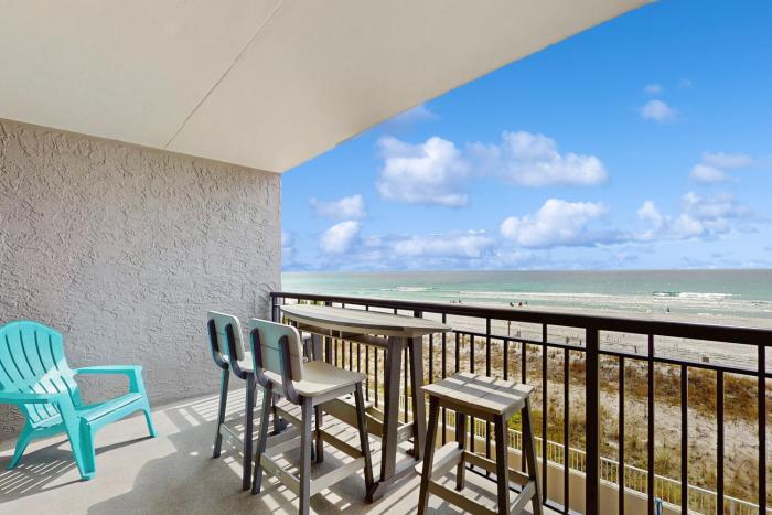 Cozy Gulf-front condo with 2 beach chairs - close to entertainment