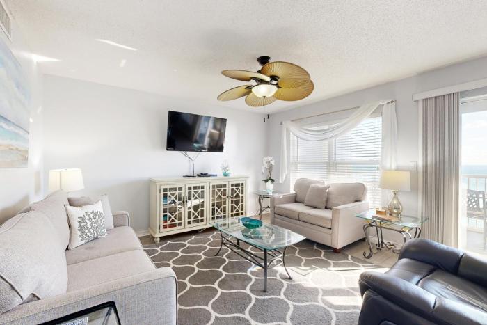 Seventh floor condo with pool access washer&dryer ocean view & central AC