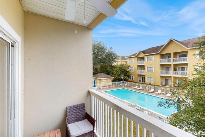 Pool-view condo with private balcony washer and dryer Wifi