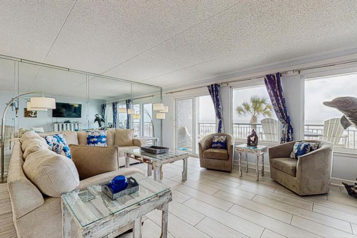 Beachfront condo with pool & tennis courts - quick drive to dining