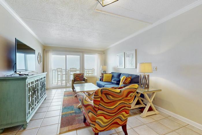 Oceanfront condo with balcony AC W&D pool & tennis court - great views