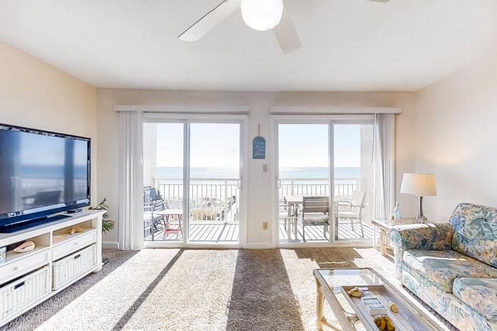 3rd Floor Bright Gulf-Front Condo with Views Close To Entertainment
