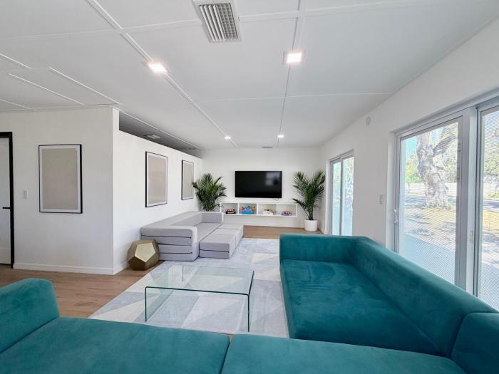 Modern Lux king Suite Just Minutes To Lido Beach and Downtown