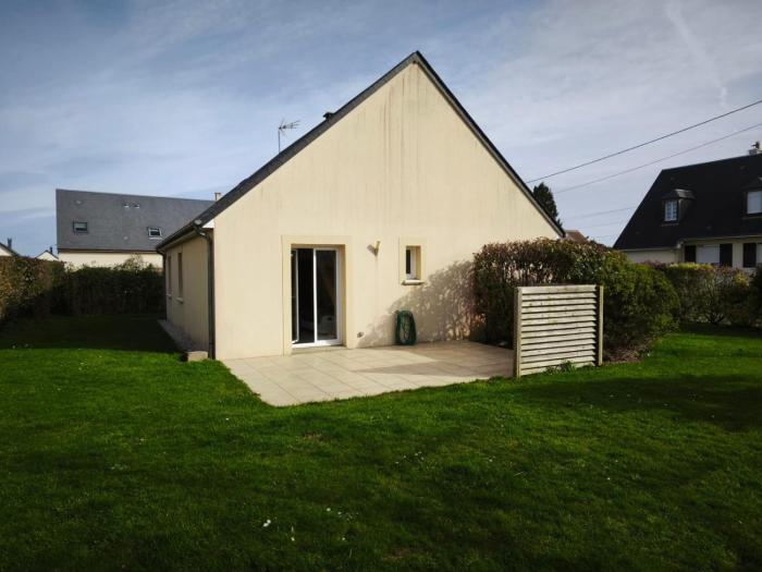 Sweet Omaha maison spacieuse avec jardin clos belle terrasse aménagée, 4 chambres 2 sdb 2 wc parking privatif 2 kms plage dOmaha Beach, 5 mn en voiture superette, proche Port en Bessin