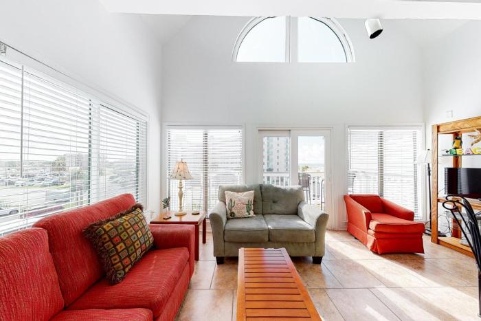 Loft-like condo with balcony easy beach access pools hot tubs & tennis