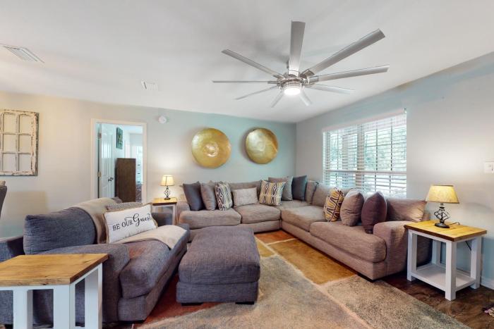 Seven Rings Dog-friendly house with back patio grill streaming washer dryer