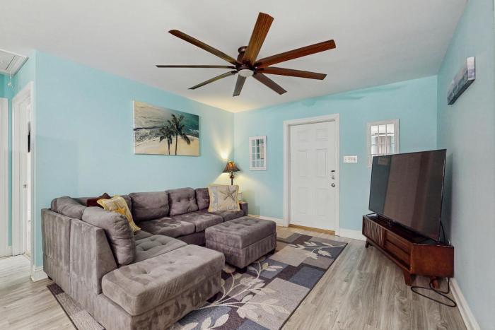 Island Home With Spacious Deck Lower Patio Free WiFi & Beach Access Nearby