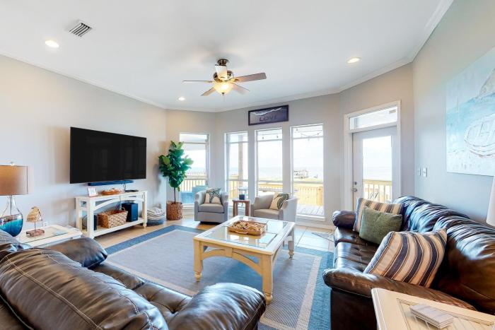 Bayfront home with beach access & breathtaking water views - dog-friendly