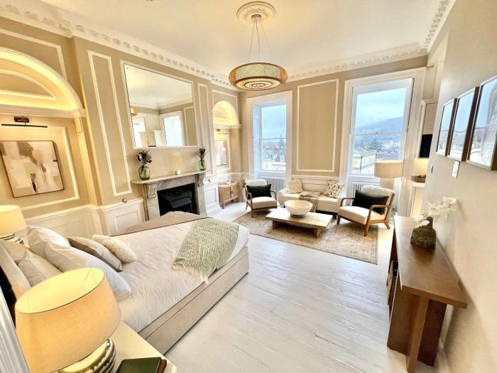 Elegant 1-Bed Georgian Apartment in Bath Centre with City Views