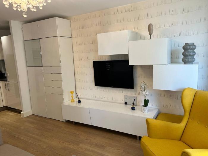 1-Bed Apt, Sleeps 4, Central to Transport Shops