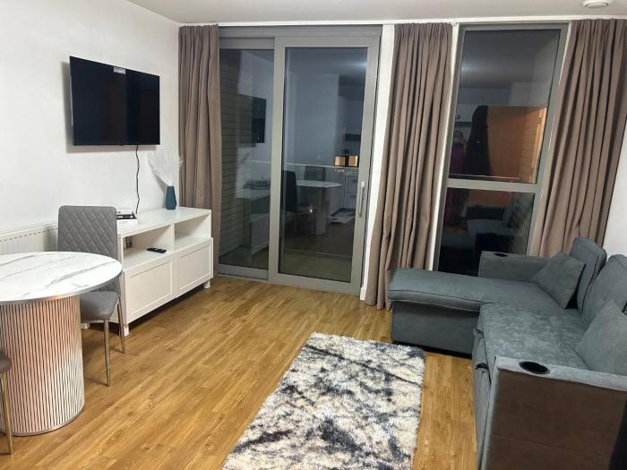 Central 1-Bed Apt for 4 Close To Transport Shops