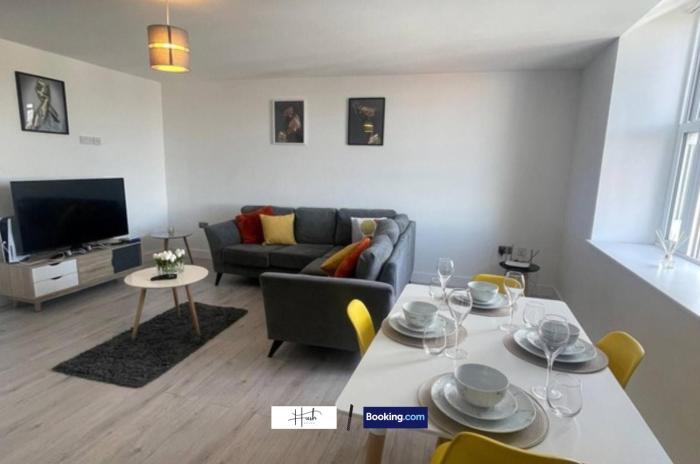 Trendy 2 Bedroom Apartment With Parking, Smart TVs, Games & Fast WiFi At Hush Haven Homes Short Lets and Serviced Accommodation