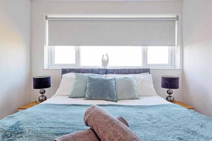 Modern 4BR Sleeps 10, Free Parking, Basildon town, Contractor friendly