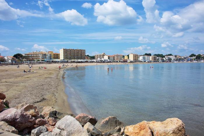a 100mts playa,dos piscinas, wifi, luminoso