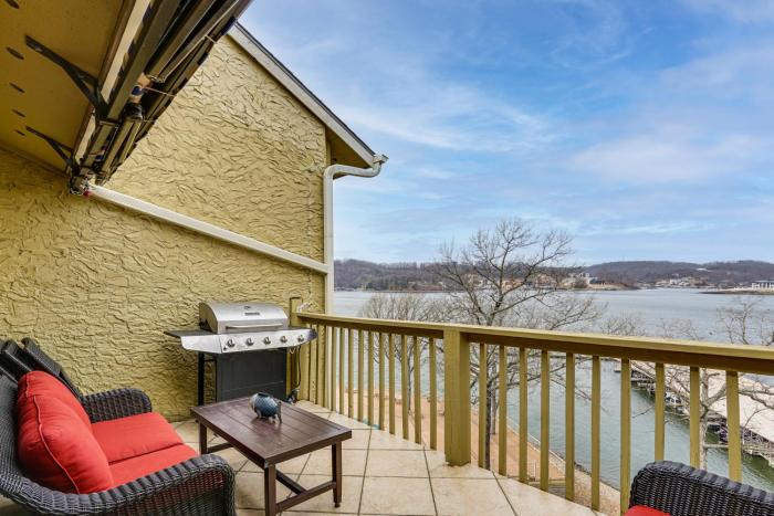 180 Main Channel View! Poolside Apt in Osage Beach