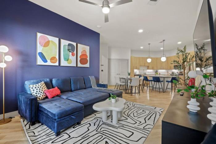 Cozy Modern 2BR Near Dining and Shops Downtown