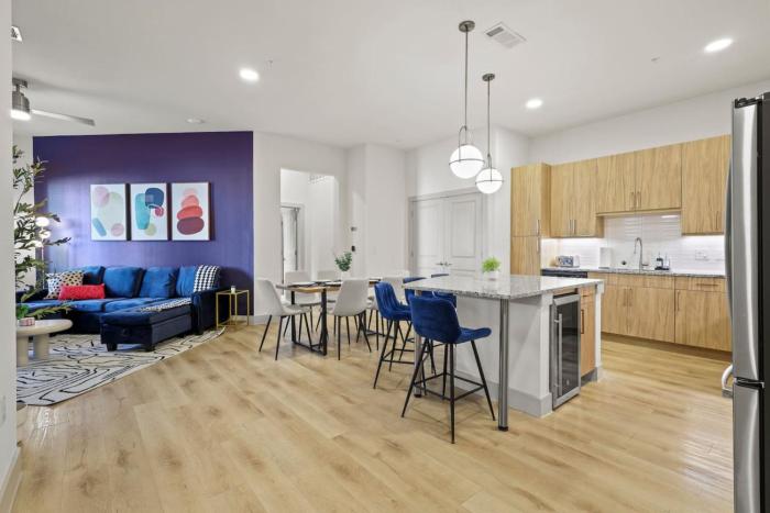 Luxe 2BR w 2 King Beds, Gym and Pool Access