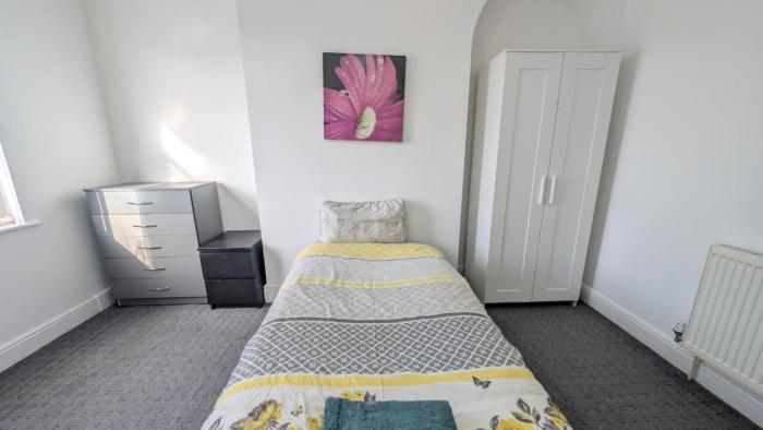 Cosy Double Room Near Train Station & Stadiums with Free Parking & WiFi